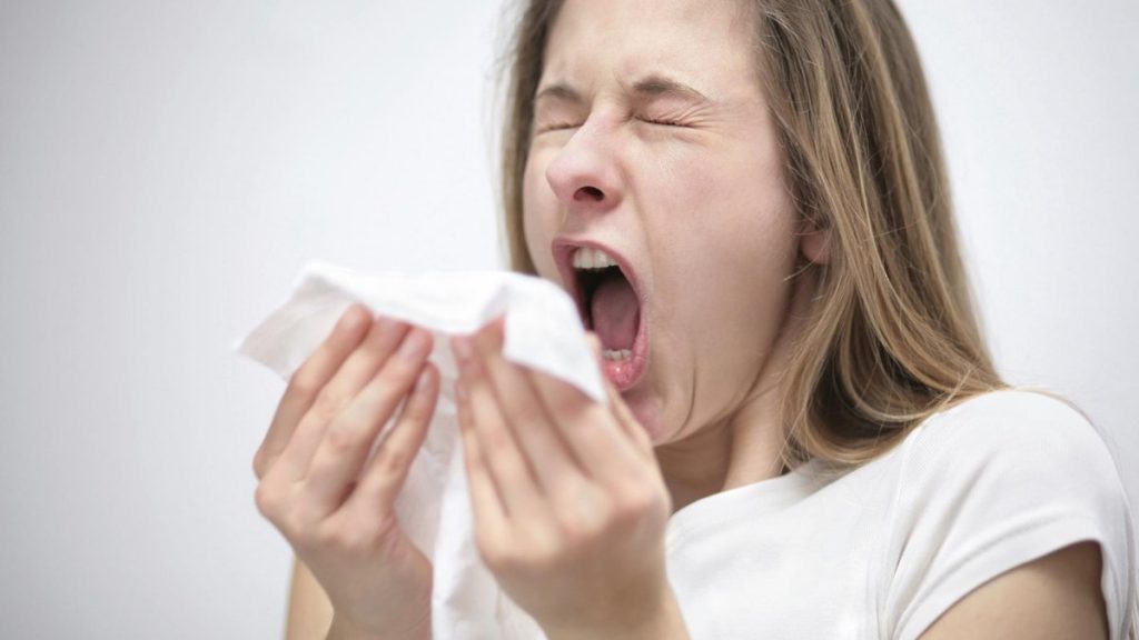Медики рассказали, почему чихать «в себя» опасно для здоровья