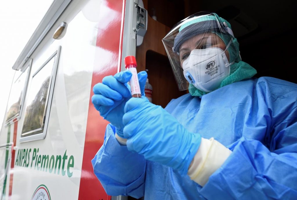 За сутки в Киеве зафиксировали 980 новых случая инфицирования коронавирусом