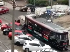 В Киеве «герои парковки» заблокировали движение трамваев