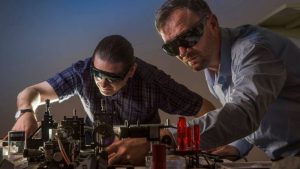 Ученые создали лазер, с помощью которого можно научиться управлять молнией 
