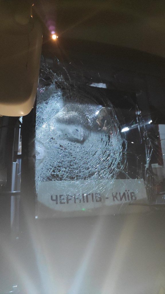 На трассе Киев-Чернигов атаковали рейсовый автобус