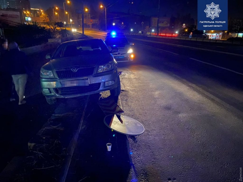 В Одессе пьяный водитель снес дорожный знак