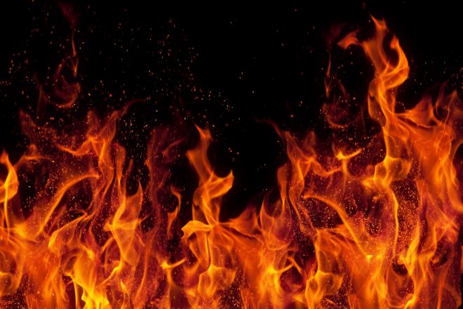 В Харьковской области горел жилой дом: эвакуировали 15 человек
