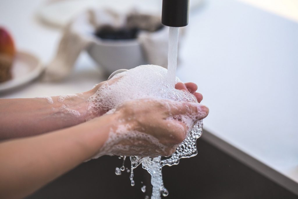 Совмещать мытье рук с мылом и антисептиком нельзя &#8212; врач
