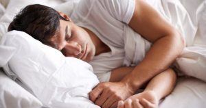 Эксперты рассказали о самых полезных и опасных позах для сна