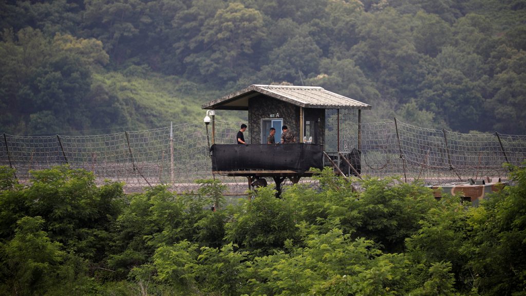 Беглец из КНДР перепрыгнул трехметровый забор на границе