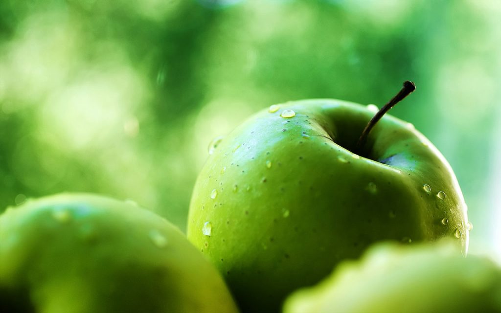 Ученые заявили, что зеленые яблоки полезнее красных