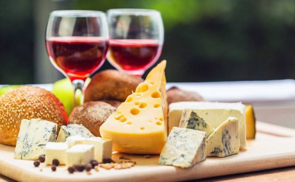 Ученые выяснили неожиданную пользу вина с сыром
