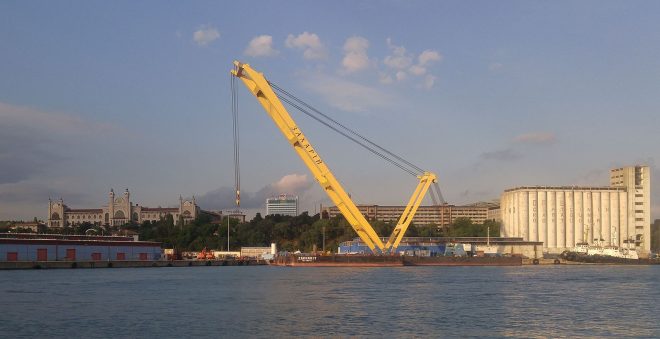Для строительства моста в Запорожье, из Турции привлекут плавучий кран «Захарий»