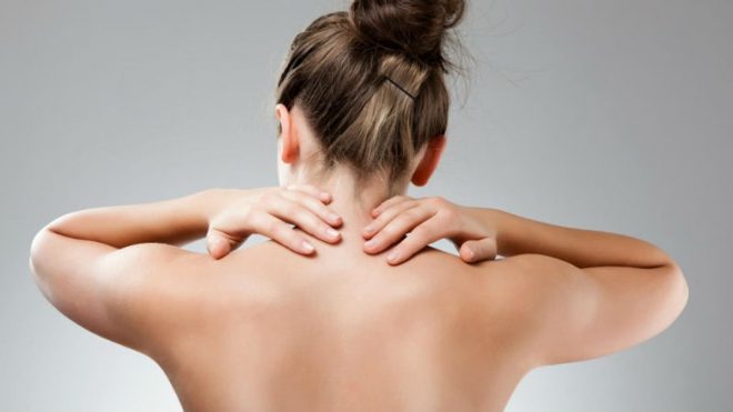 Названы упражнения, которые помогут устранить боль в шее