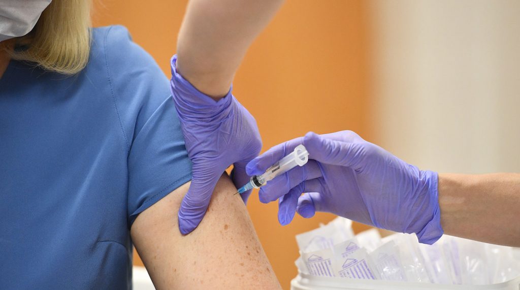 Минздрав: первыми вакцину получат 7 областей