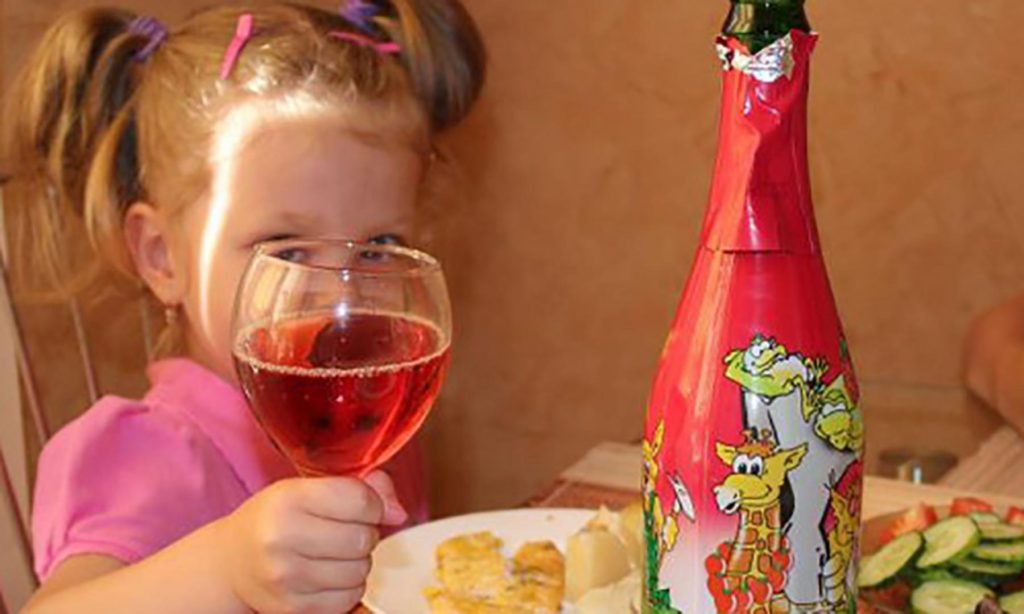 Детское шампанское: Приобщаем детей к алкогольным традициям
