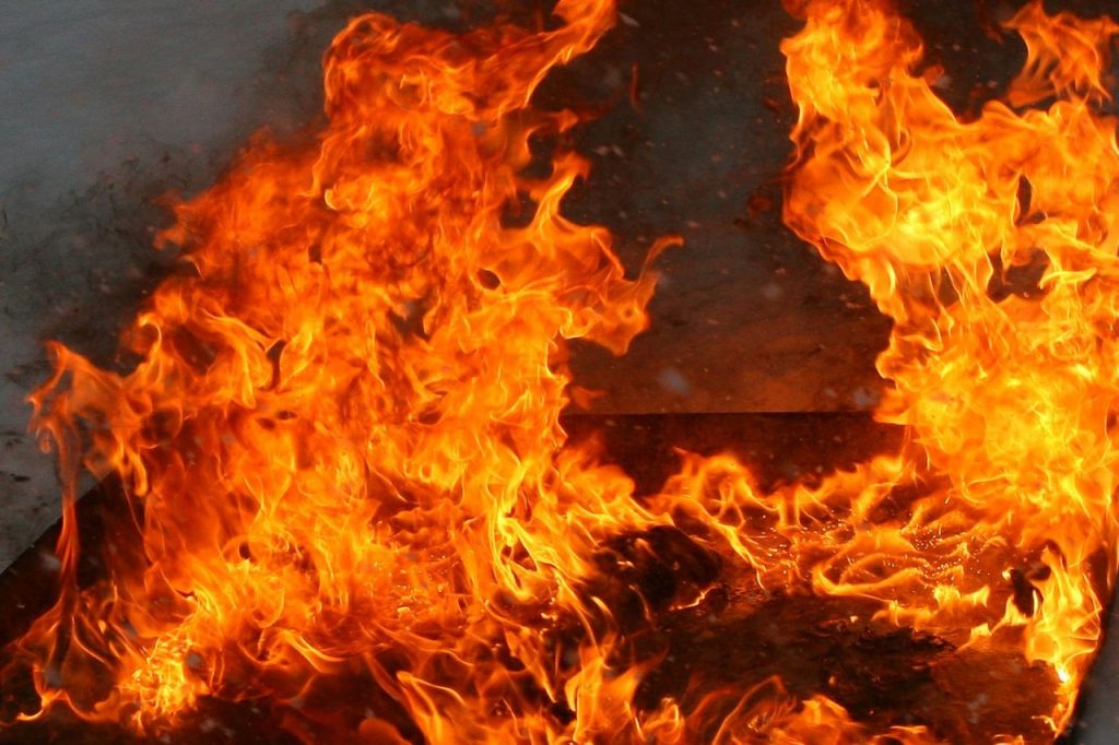 В Мариуполе горел частный жилой дом