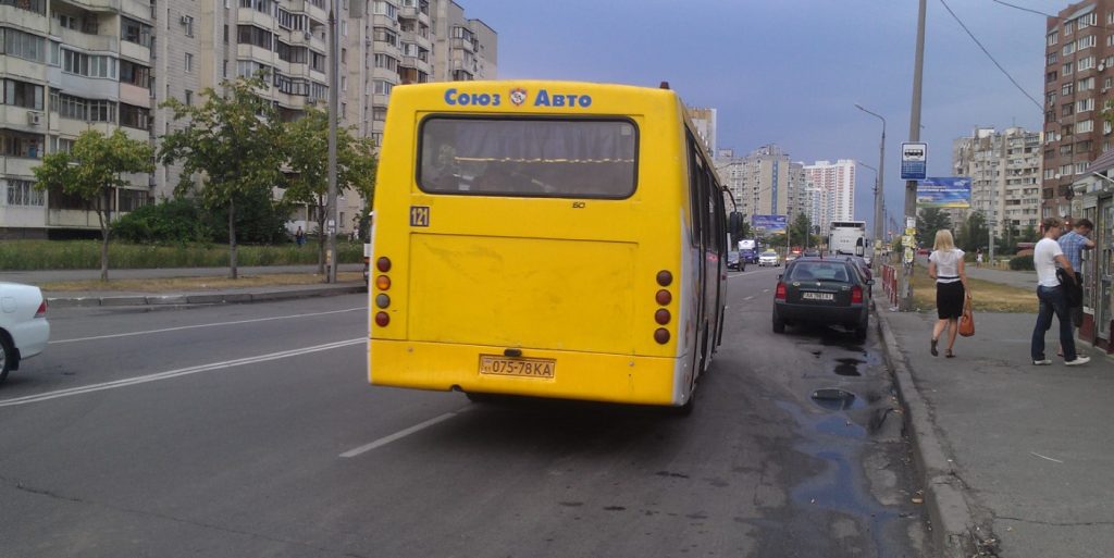 По-новогоднему: В киевской маршрутке пассажиры подрались за сдачу