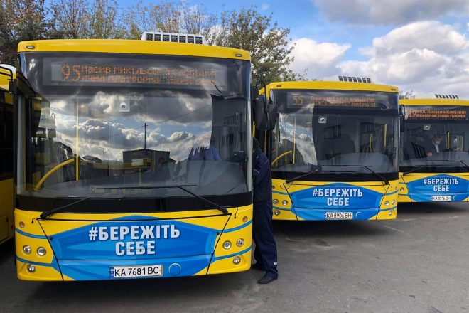В Киеве пассажир напал с палкой на водителя автобуса после замечания