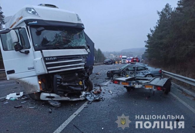 В Винницкой области произошло ДТП с участием эвакуатора и грузовика, есть жертвы