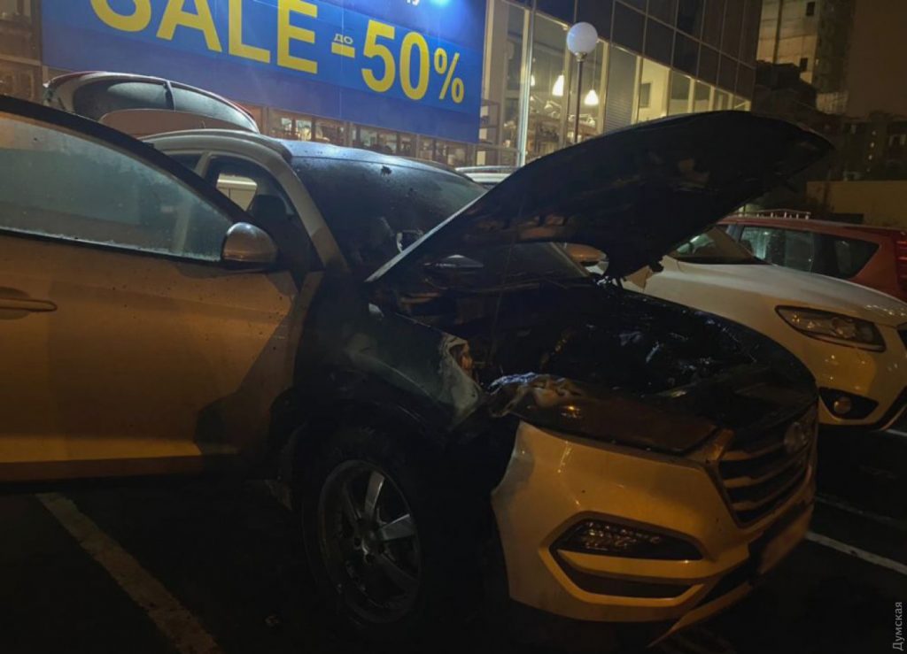 В Одессе горел припаркованный внедорожник