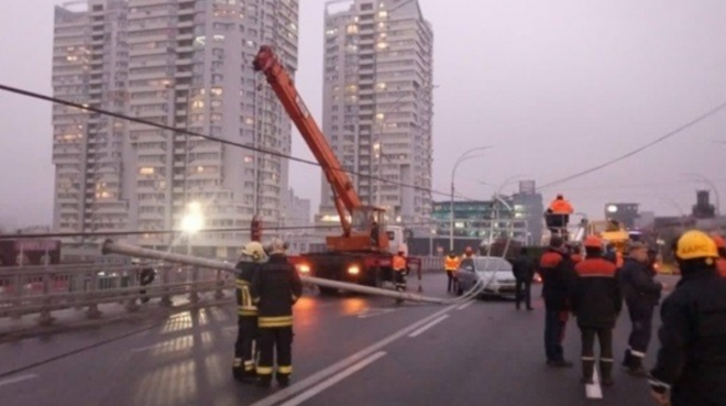 «Мост так и не был до конца достроен»: нардеп прокомментировал падение столбов на Шулявском путепроводе