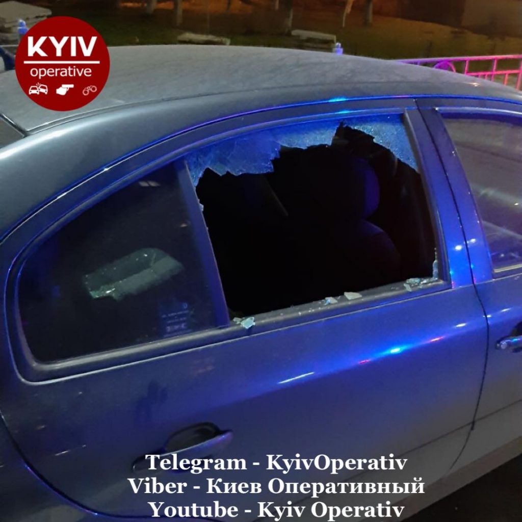 В Киеве военнослужащий шел по улице и громил авто