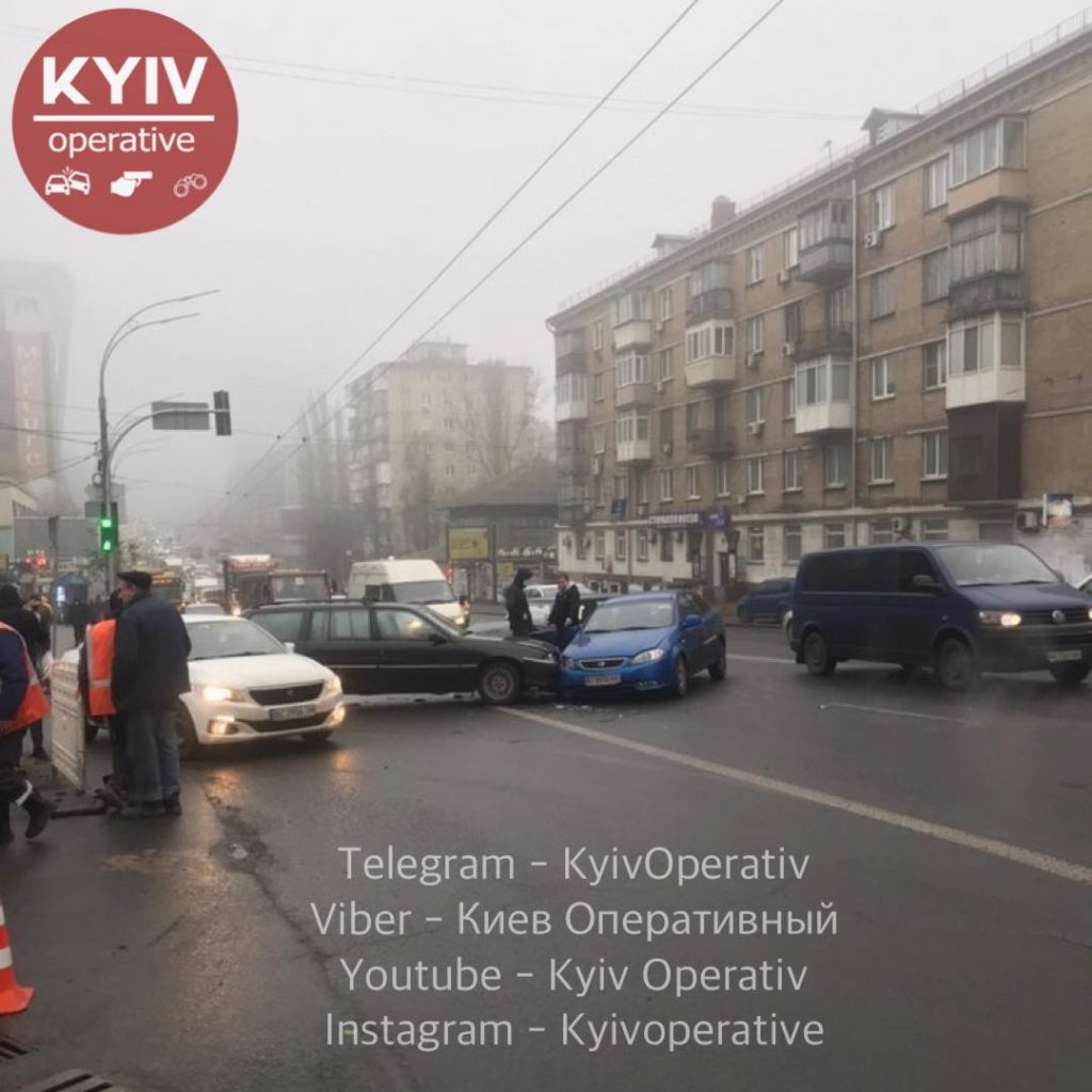 На Караваевых дачах в Киеве столкнулись сразу три легковушки