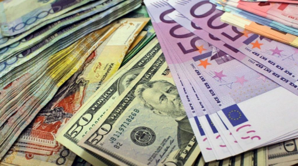  Доллар и евро подешевели: курс валют в обменниках