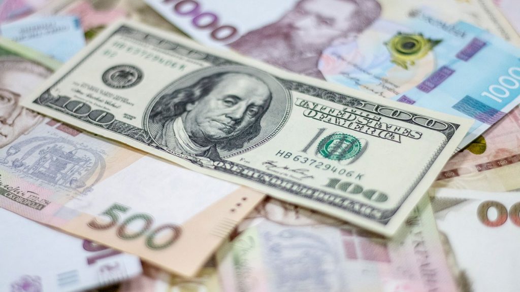 НБУ установил официальный курс на уровне 28,04 гривны за доллар