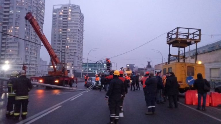 ЧП со столбами на Шулявском путепроводе: рабочие ликвидировали аварию