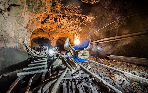 На шахте под Луганском произошел обвал, под завалами люди