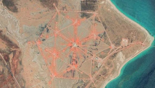 На побережье Австралии обнаружили огромный шестиугольный объект