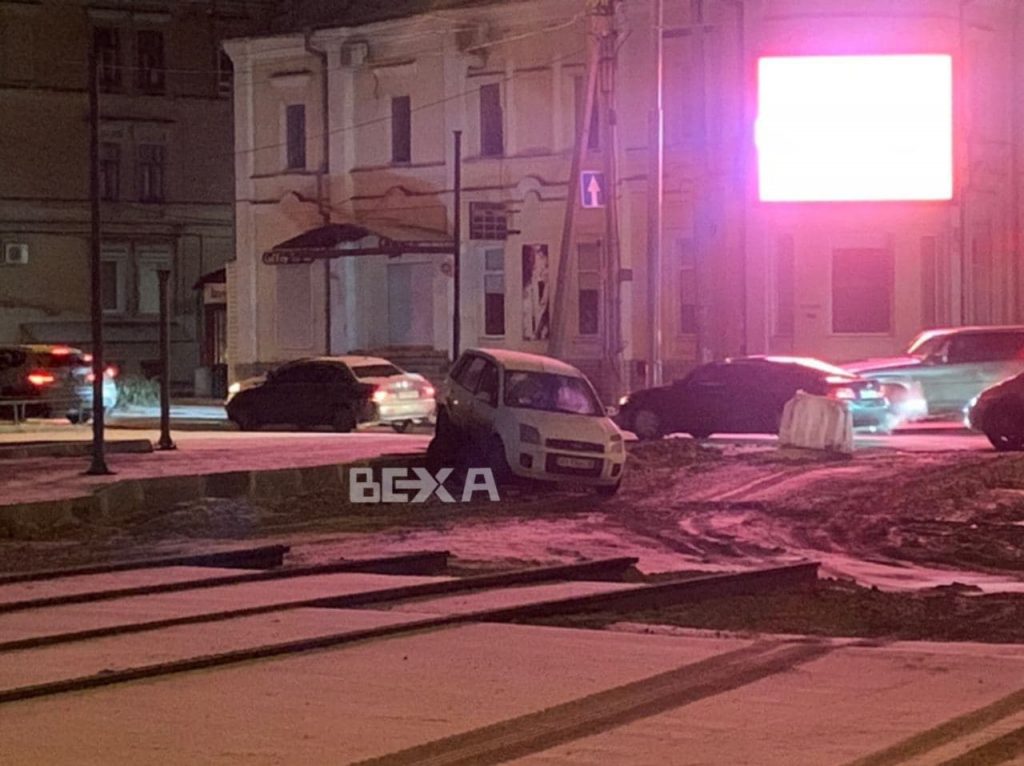 В Харькове невнимательный водитель въехал в ремонтную яму