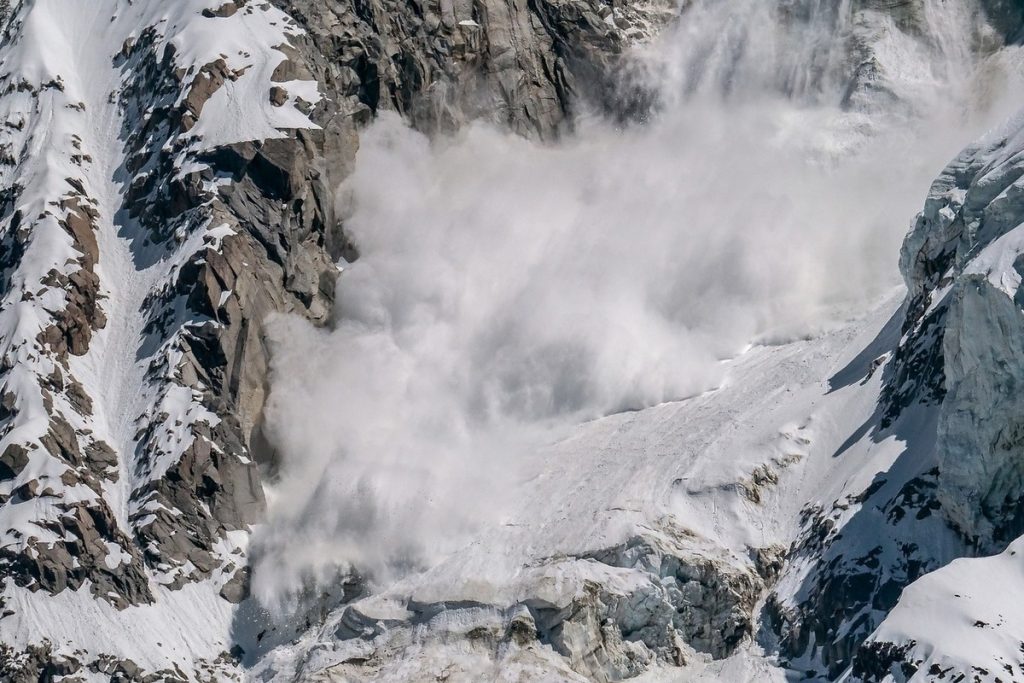 В Иране сошла лавина: погибли 10 альпинистов
