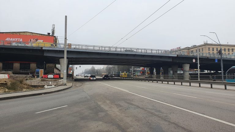 В КГГА назвали причину падения фонарей на Шулявском мосту