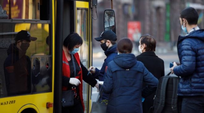 Возле Бессарабского рынка в Киеве женщину вытолкали из автобуса за отказ одеть маску