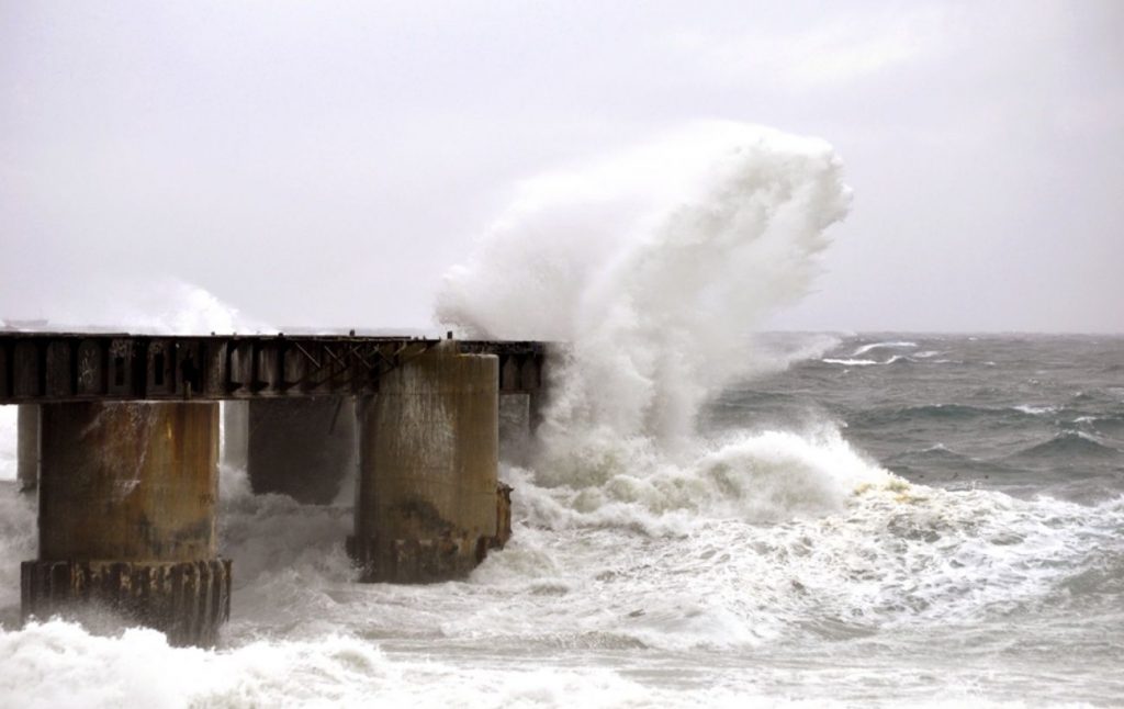 В Азовском море ожидаются 2-метровые волны и шторм