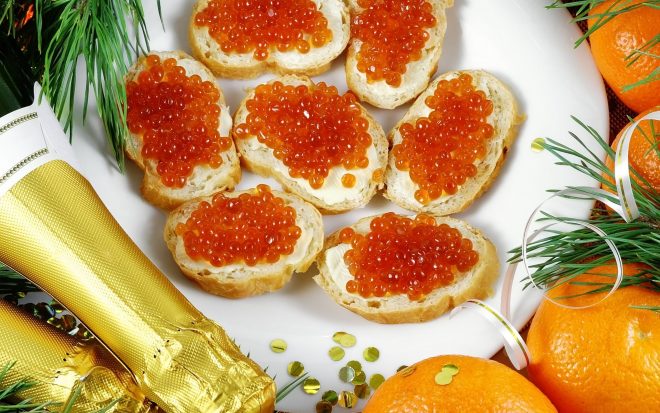 Многие украинцы не увидят на новогоднем столе икры, а мандарин будет значительно меньше – эксперт