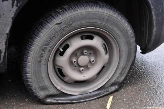 В Днепре мужчина прокалывал шины автомобилям на парковке