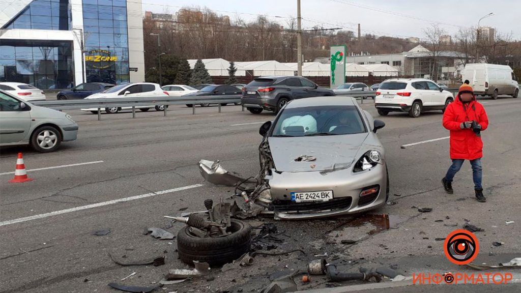 В Днепре столкнулись Porsche и Mazda, пострадал мужчина