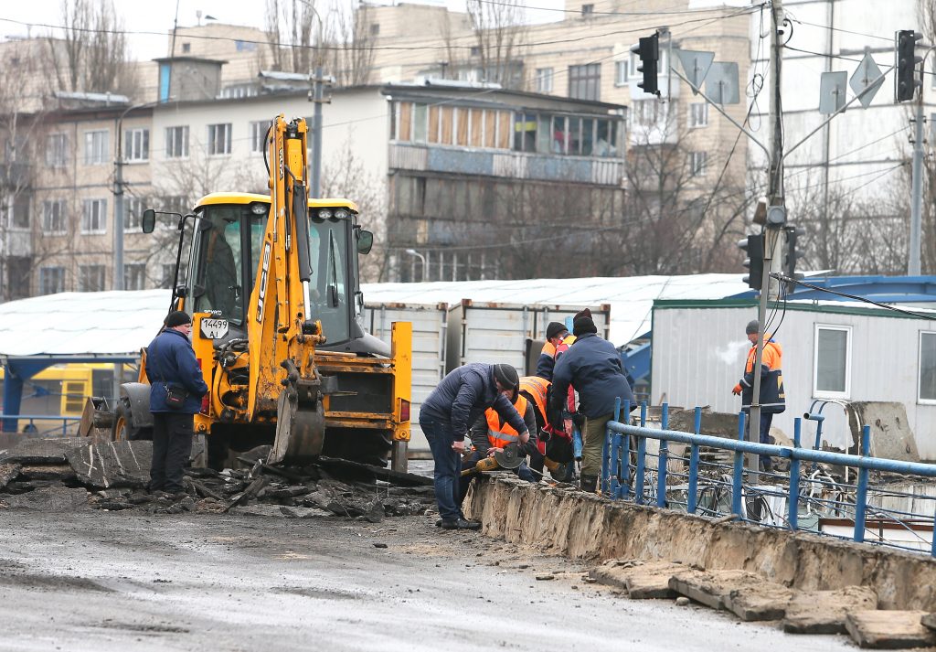 В Киеве на путепроводе парня ударило током