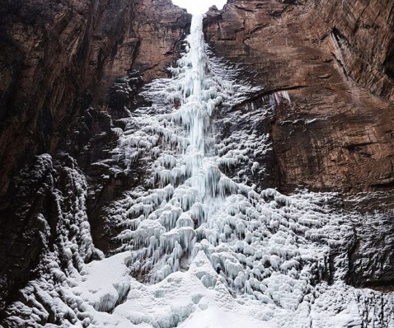 В центре Китая замерз легендарный водопад