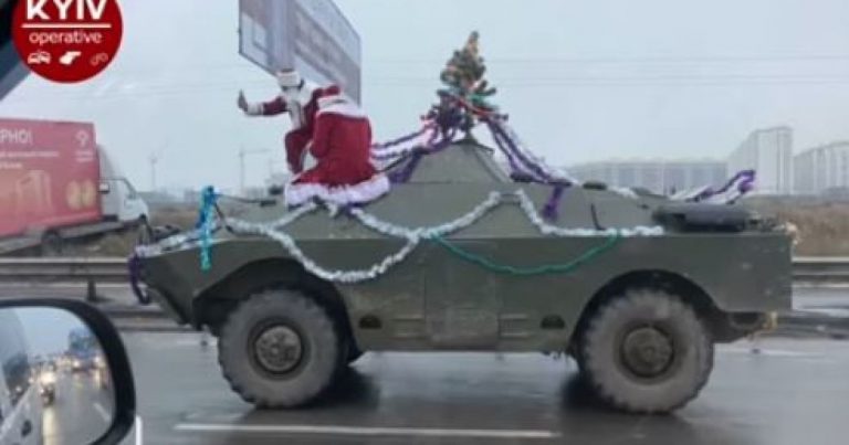 По Киеву лихие Деды Морозы прокатились на БТР