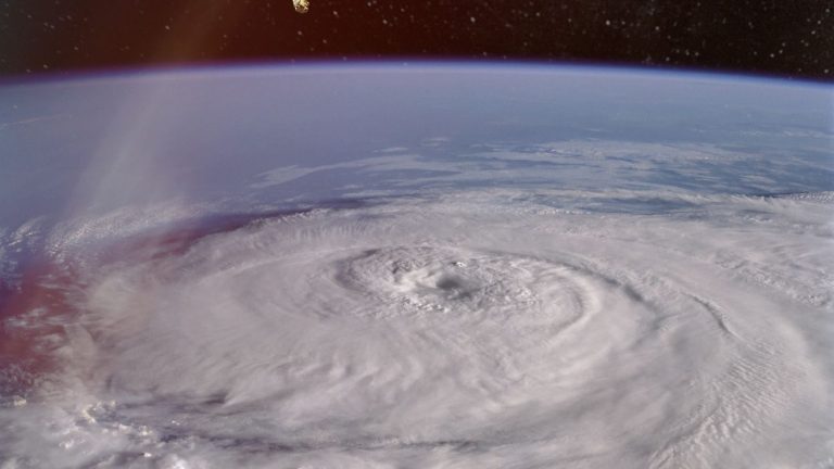 Фиджи накрыл мощный циклон, есть жертвы