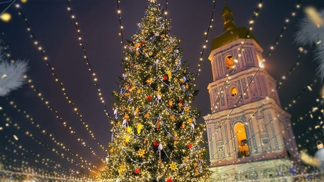 В столице украсили главную елку страны на Софийской площади