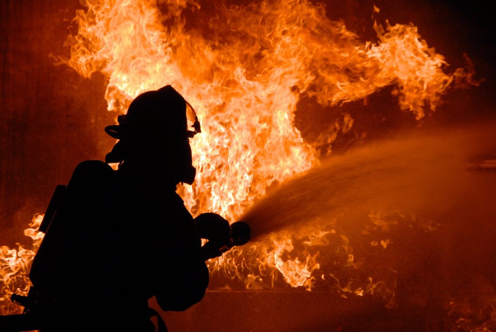В Киеве произошел масштабный пожар в жилом доме