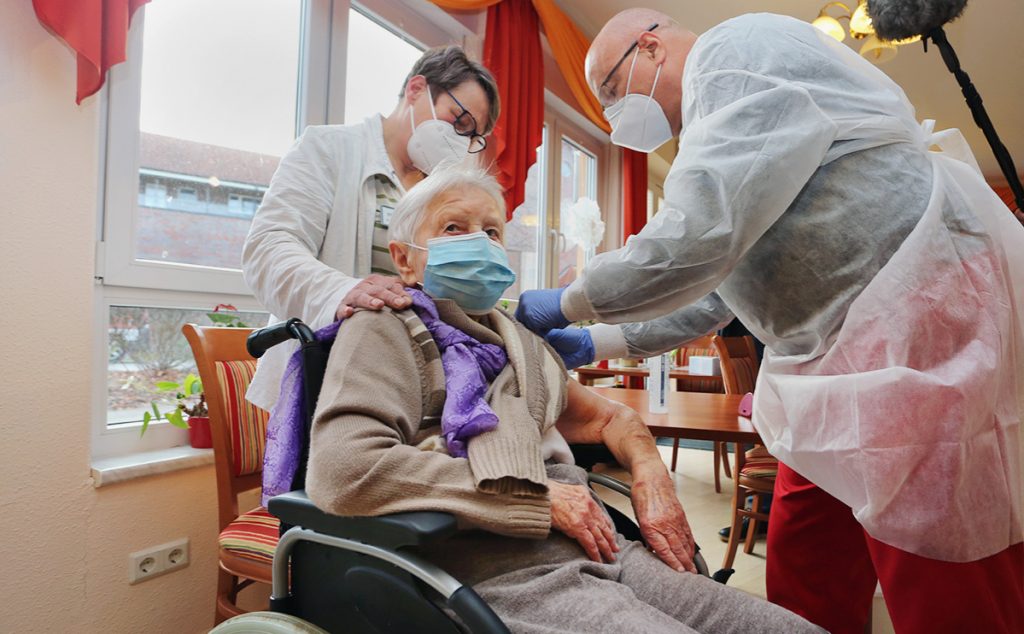 Германия досрочно начала вакцинацию от COVID-19 с дома престарелых