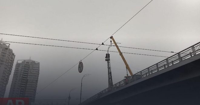 На Шулявском мосту установили новые электроопоры