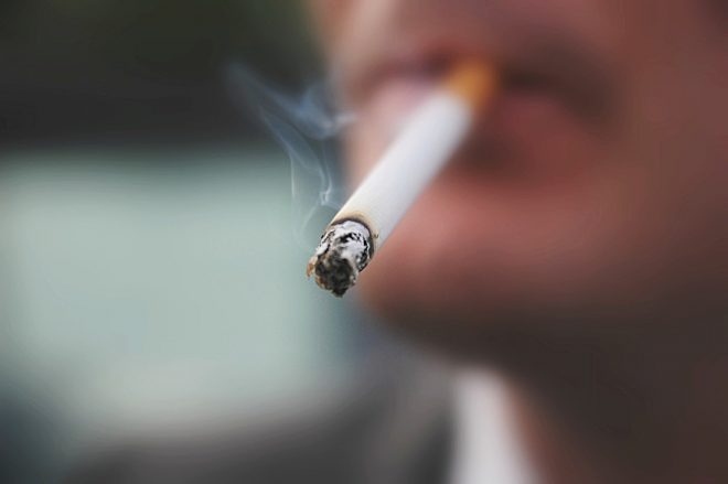 Психолог объяснила, почему некоторые люди после отказа от сигарет снова возвращаются к курению