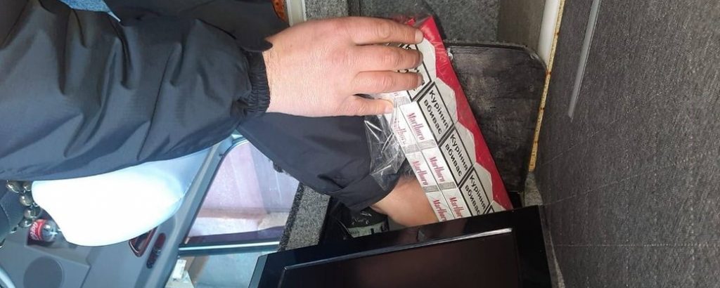 Украинец пытался вывезти из страны 140 пачек сигарет в обшивке микроавтобуса