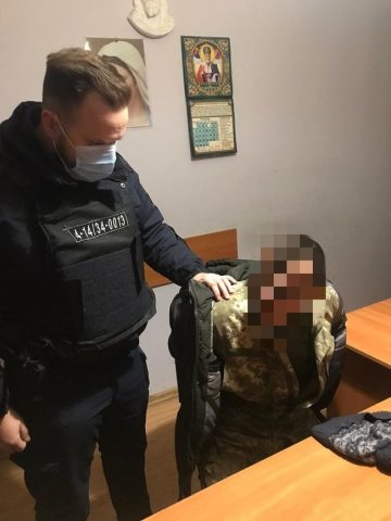 На Львовщине в полицейский пункт метнули дымовую шашку, начался пожар: злоумышленник задержан