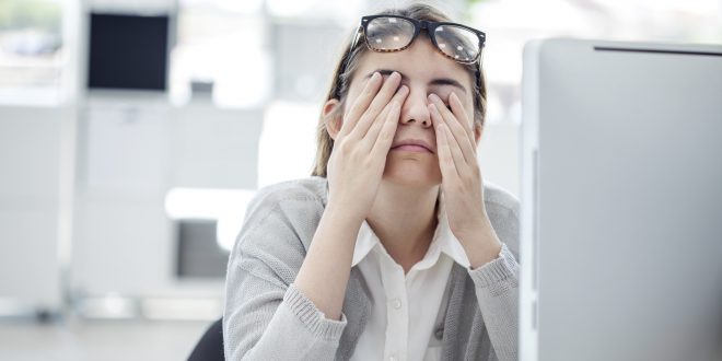 Врачи посоветовали, как снять усталость глаз после  работы с компьютером