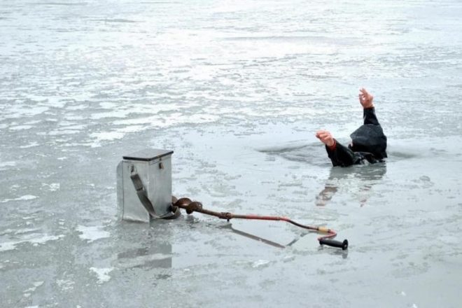 Под Днепром трое детей провалились под лед, катаясь на коньках